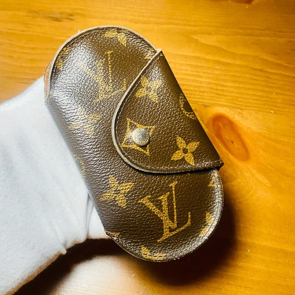 EUC Louis Vuitton Monogram 6 Key Holder Oval Case - Picture 1 of 16